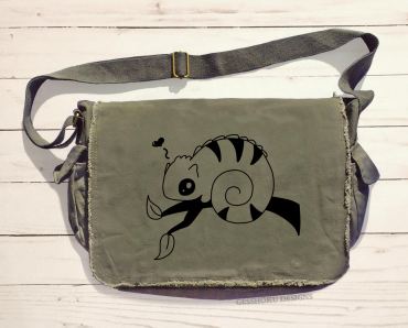 Chameleon in Love Messenger Bag